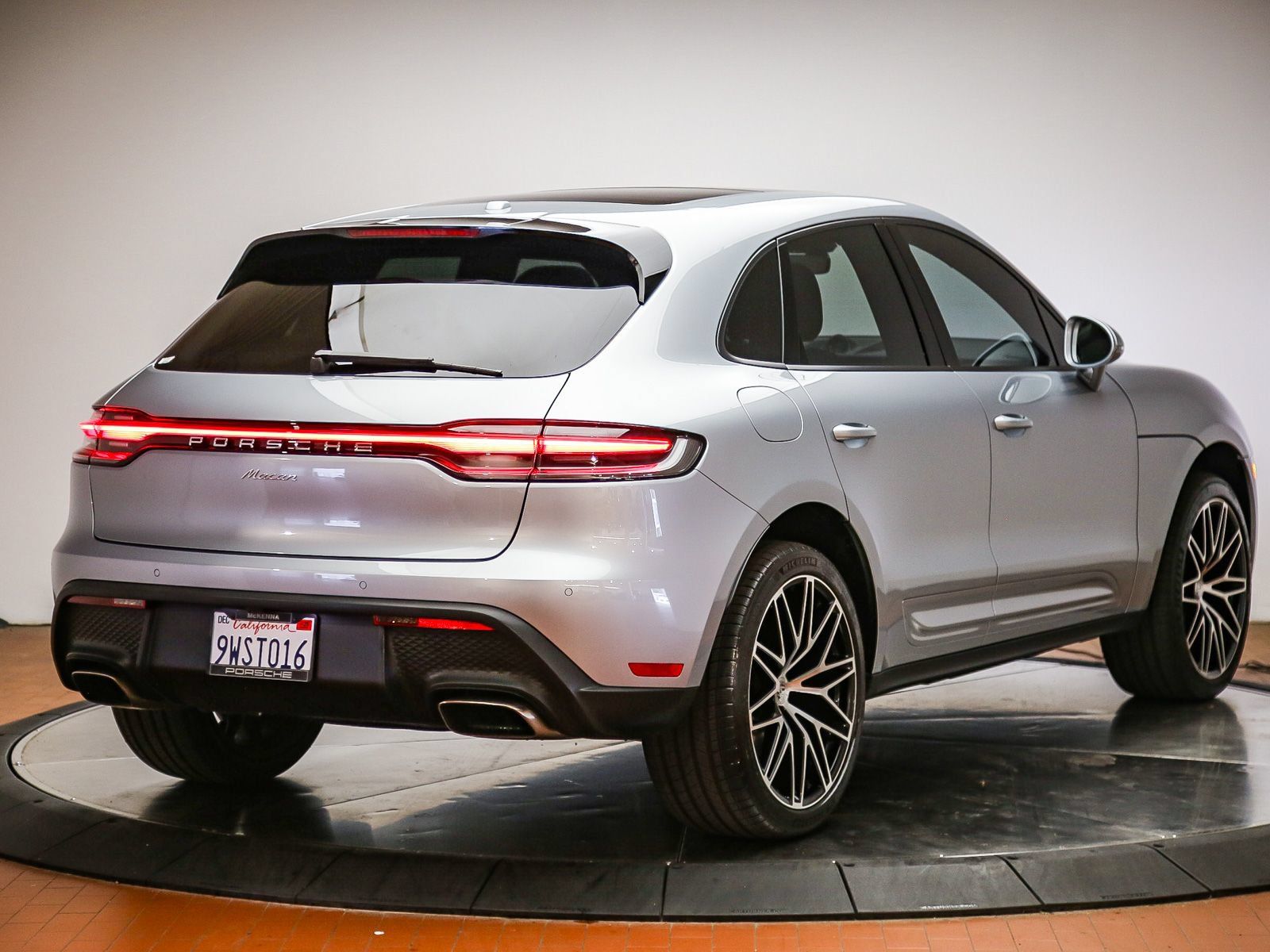 Certified 2025 Porsche Macan AWD/4WD image 7