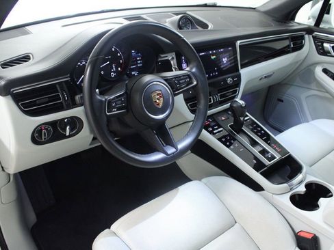 Certified 2022 Porsche Macan AWD/4WD image 4