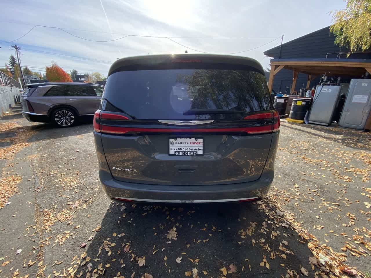 Used 2025 Chrysler Pacifica Select FWD image 5