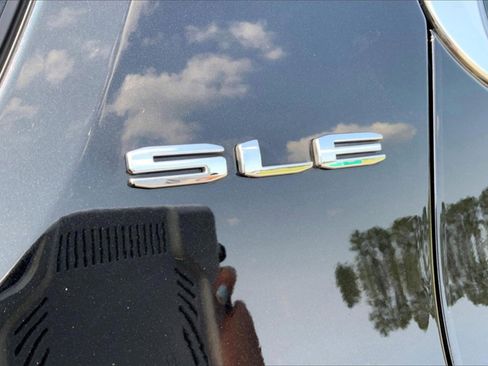 Used 2023 GMC Acadia SLE image 16