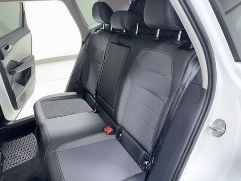 Used 2023 Volkswagen Taos SE w/ Panoramic Sunroof Package image 27