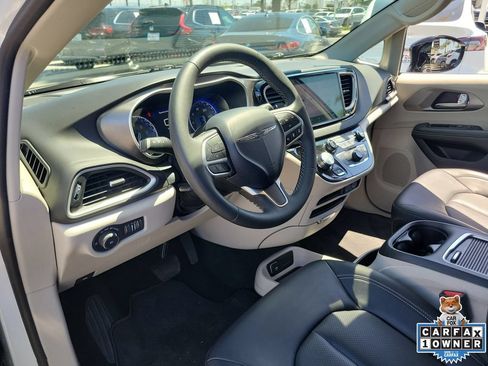 Used 2024 Chrysler Pacifica Touring-L FWD image 17
