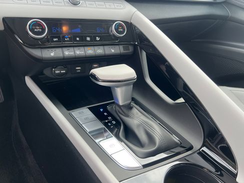 Certified 2023 Hyundai Elantra Limited FWD image 33