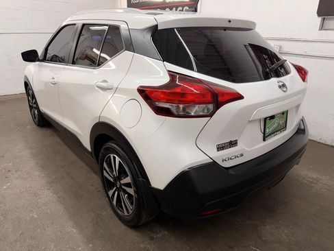 Used 2018 Nissan Kicks SV FWD image 3
