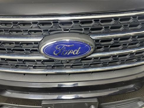 Used 2022 Ford Explorer XLT w/ Equipment Group 202A image 9