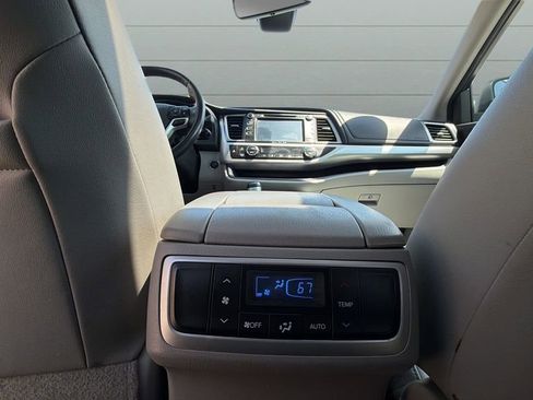 Used 2017 Toyota Highlander XLE AWD/4WD image 25