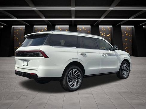 New 2026 Lincoln Navigator Reserve AWD/4WD image 2