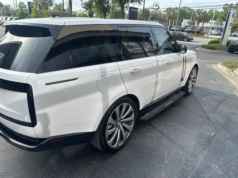 Used 2025 Land Rover Range Rover SE image 2