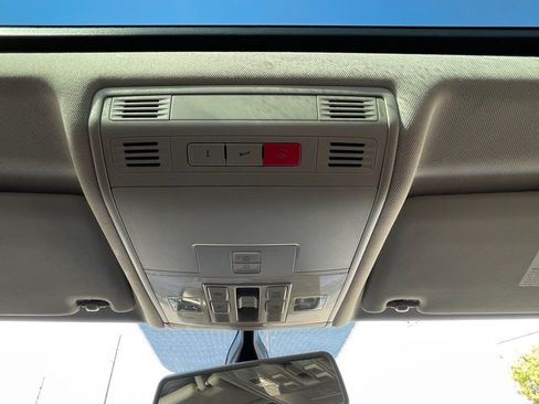 Used 2018 Volkswagen Tiguan SE w/ Panoramic Sunroof Package image 29