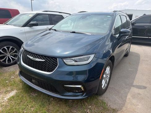 Used 2022 Chrysler Pacifica Touring-L FWD image 3