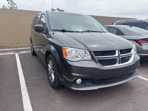 Used 2015 Dodge Grand Caravan SXT image 2