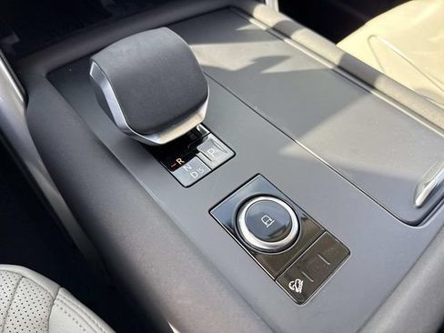 Used 2025 Land Rover Discovery S AWD/4WD image 33