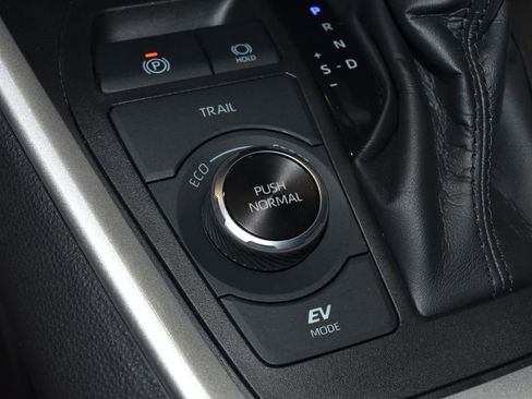 Used 2021 Toyota RAV4 LE AWD/4WD image 16