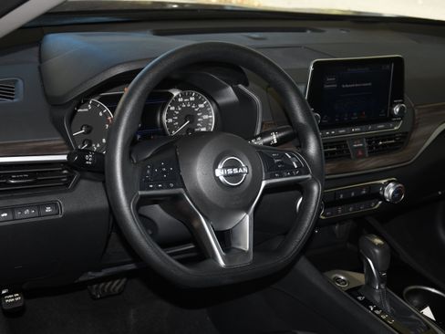 Used 2024 Nissan Altima 2.5 SV image 8