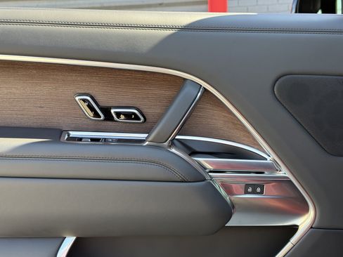 Used 2023 Land Rover Range Rover Long Wheelbase SE image 13