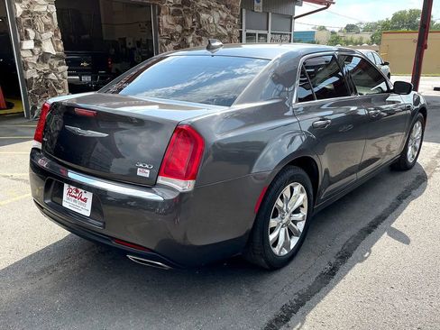 Used 2017 Chrysler 300 Limited image 7