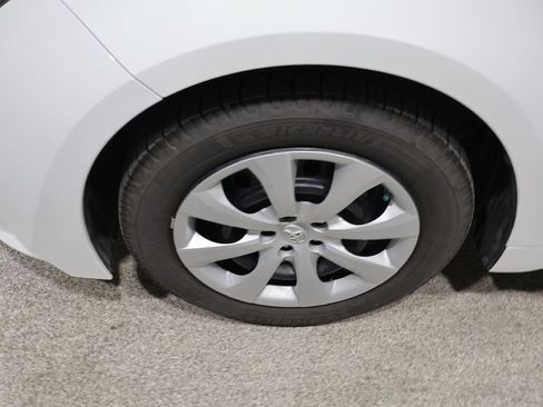 Used 2022 Toyota Corolla LE w/ Carpet Mat Package (TMS) FWD image 9