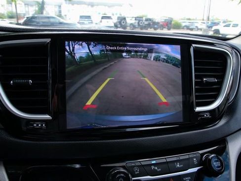 Used 2023 Chrysler Pacifica Touring-L image 21