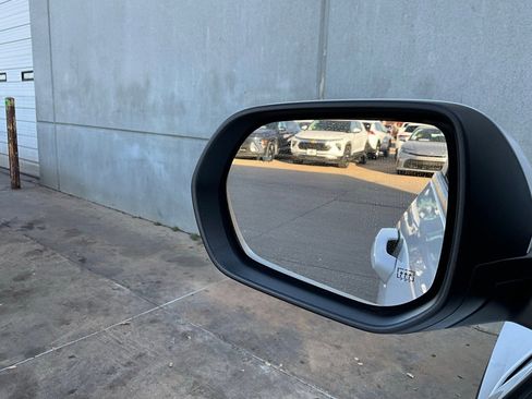 Used 2025 Chevrolet Equinox LT image 18