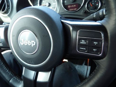 Used 2017 Jeep Wrangler Unlimited Rubicon AWD/4WD image 16