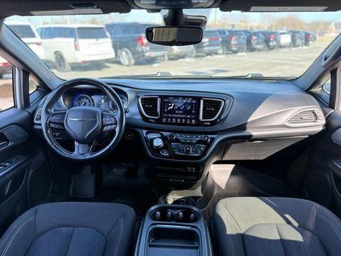 Used 2020 Chrysler Pacifica Touring w/ Advanced Safetytec Group image 2