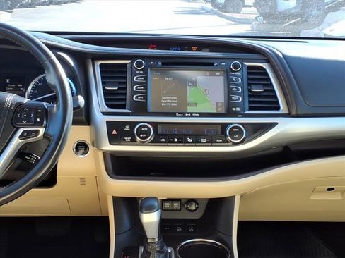 Used 2018 Toyota Highlander XLE image 10