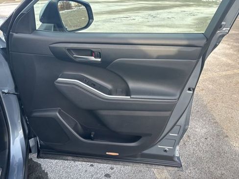 Certified 2024 Toyota Highlander XLE image 9