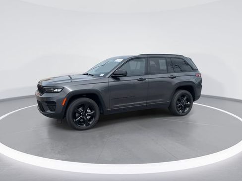Used 2024 Jeep Grand Cherokee Altitude AWD/4WD image 3