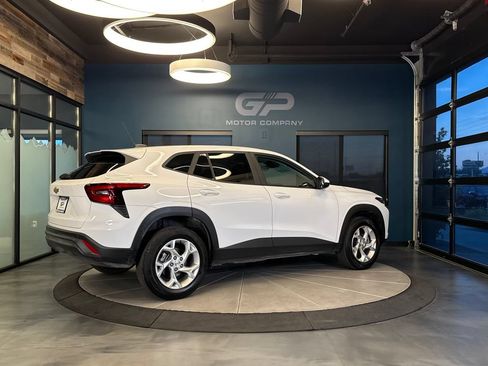 Used 2025 Chevrolet Trax LS w/ LS Convenience Package FWD image 3