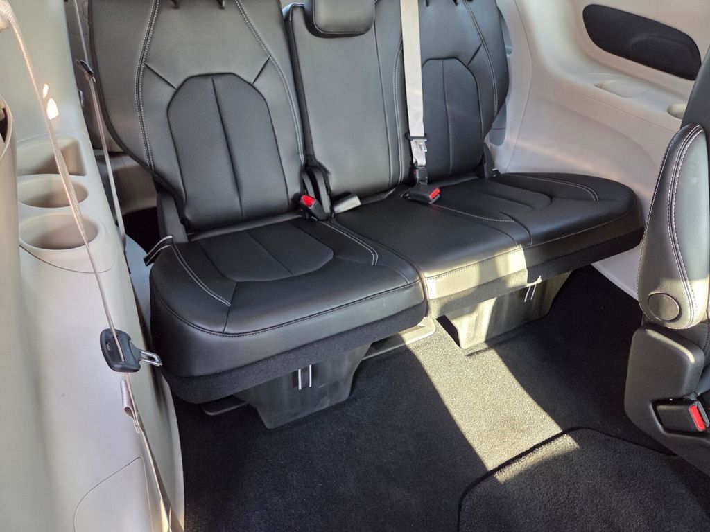 Used 2024 Chrysler Pacifica Touring-L FWD image 19