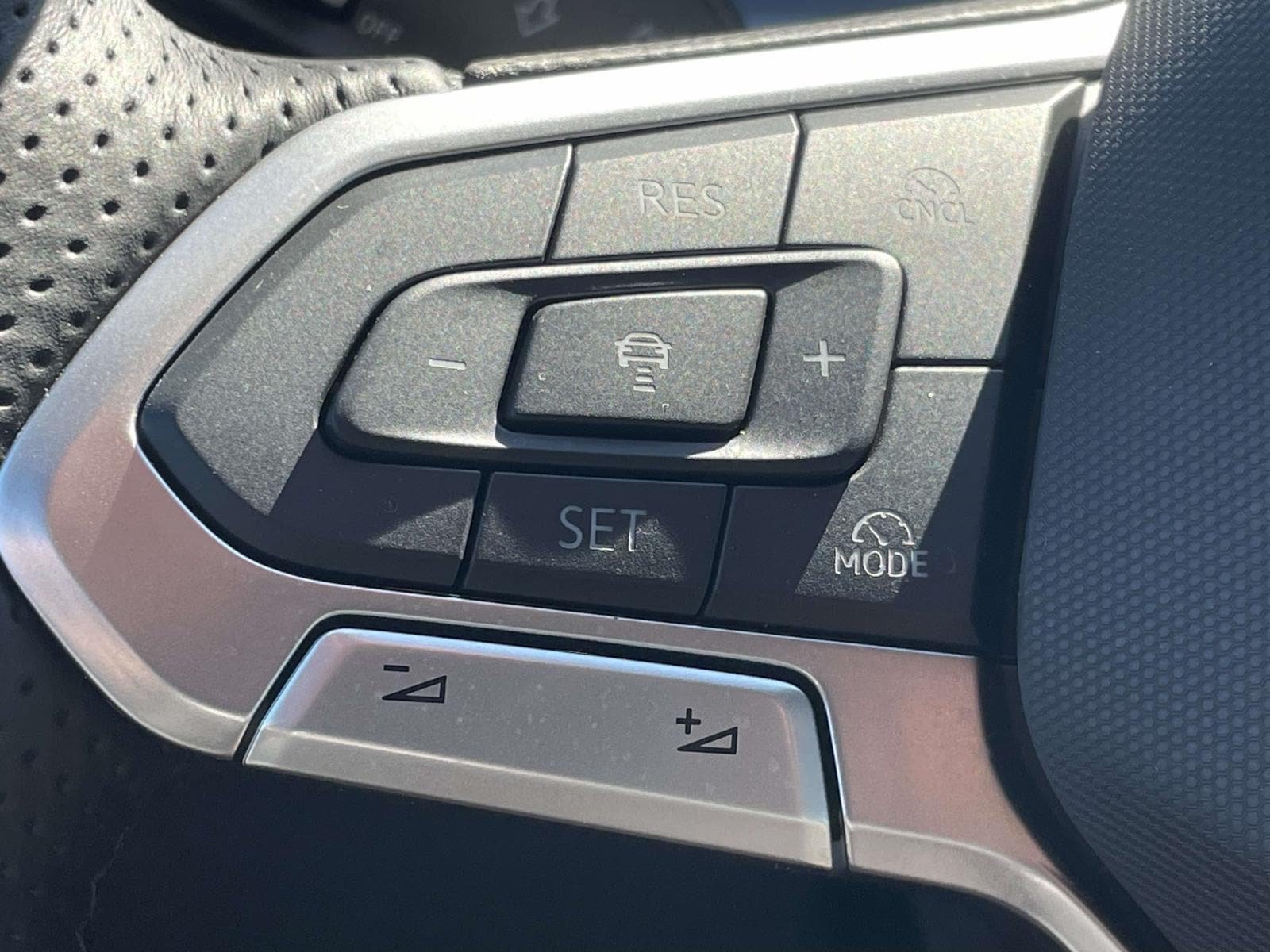 New 2026 Volkswagen Tiguan SE R-Line FWD image 23