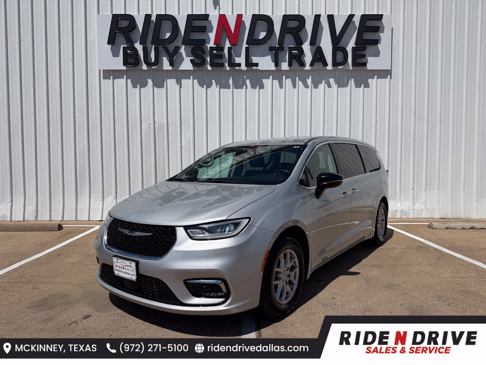 Used 2024 Chrysler Pacifica Touring-L FWD image 1