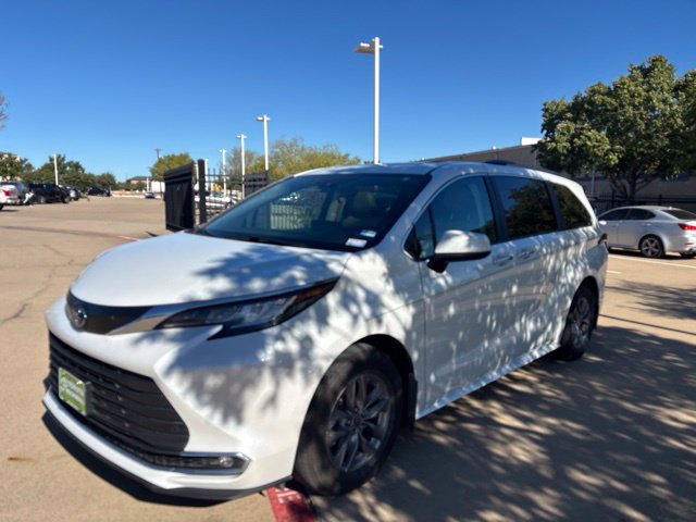 Used 2022 Toyota Sienna XLE FWD image 1