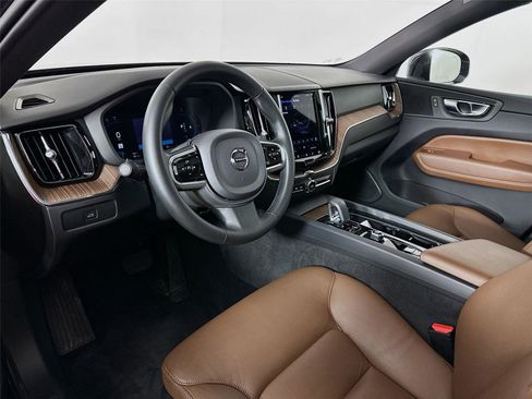 Used 2023 Volvo XC60 B5 Plus w/ Climate Package image 9