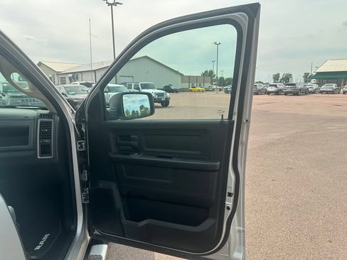 Used 2017 RAM 1500 Express RWD image 28
