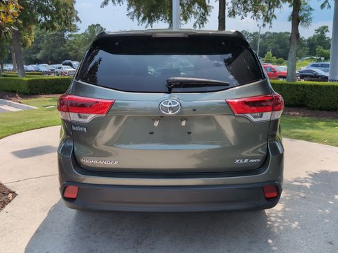 Used 2017 Toyota Highlander XLE w/ Carpet Mat Package AWD/4WD image 9