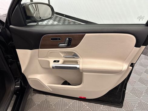 Used 2023 Mercedes-Benz GLB 250 4MATIC w/ Premium Package image 15