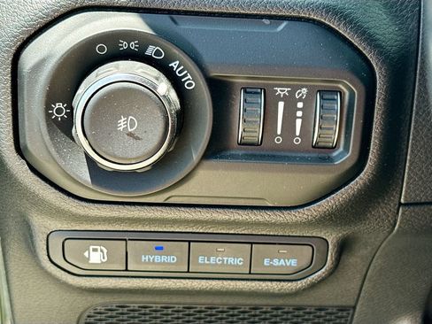 Used 2022 Jeep Wrangler Unlimited Sahara w/ Cold Weather Group AWD/4WD image 11