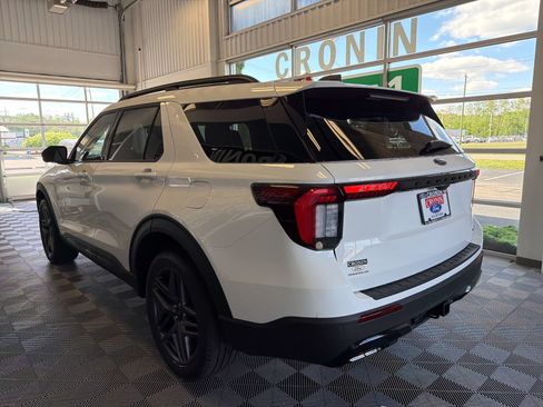 New 2026 Ford Explorer ST-Line w/ ST-Line Street Pack AWD/4WD image 4
