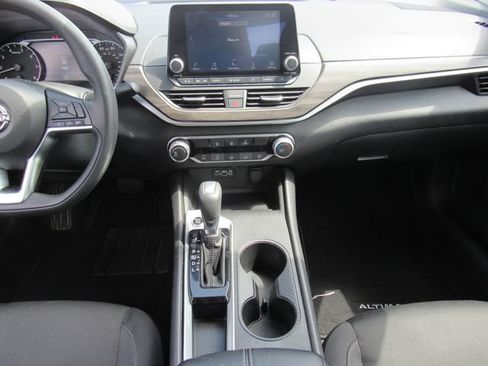 Used 2025 Nissan Altima 2.5 SV FWD image 17