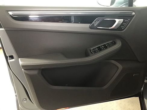 Certified 2026 Porsche Macan AWD/4WD image 31