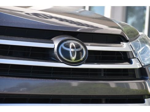 Used 2019 Toyota Highlander XLE AWD/4WD image 10