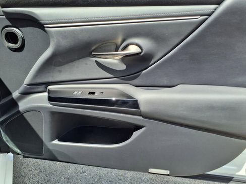 Used 2024 Lexus ES 250 w/ Premium Package image 7