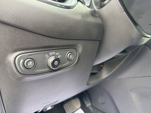 Used 2020 Chevrolet Equinox LT image 18