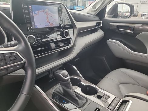 Used 2020 Toyota Highlander Limited FWD image 23