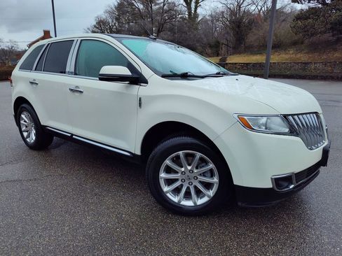 Used 2013 Lincoln MKX AWD image 2