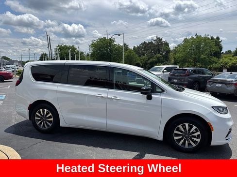 Used 2024 Chrysler Pacifica Limited FWD image 8