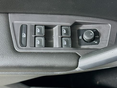 Used 2018 Volkswagen Tiguan SE w/ Panoramic Sunroof Package AWD/4WD image 15