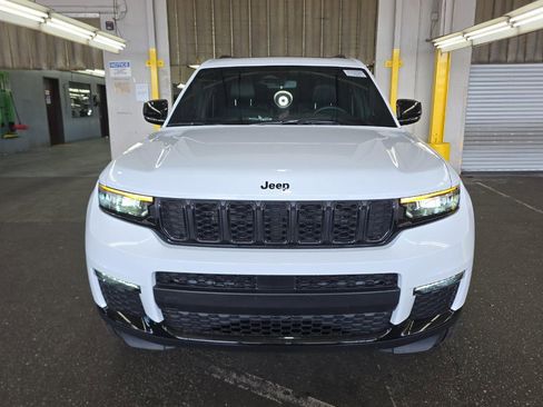 Used 2024 Jeep Grand Cherokee L Limited w/ Black Appearance Package AWD/4WD image 3