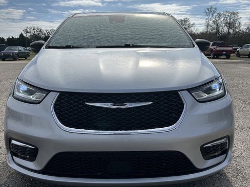 Used 2024 Chrysler Pacifica Touring-L image 2